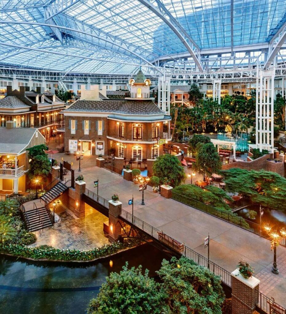 7 Nashville Hotels for Music Lovers (One for Every Note on the Scale) that nashville girl holiday inn nashville vanderbilt
